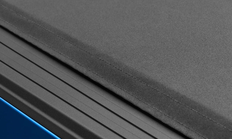 Lund 19-23 RAM 1500 (6.5ft Bed w/o RamBox Cargo Mgmt) Genesis Elite Roll Up Tonneau Cover - Black